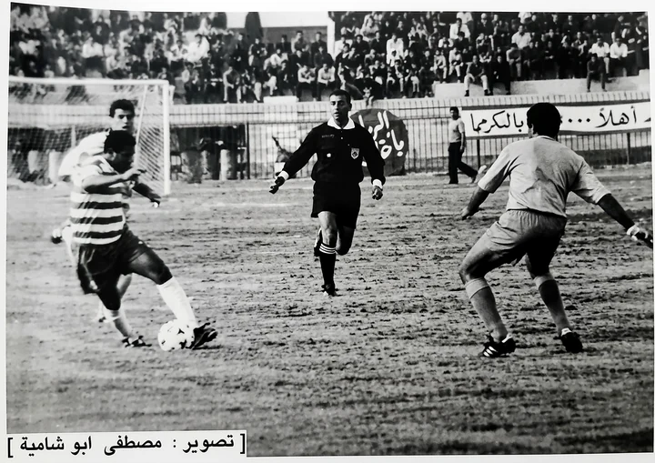 تنافس على الكرة أمام المرمى.